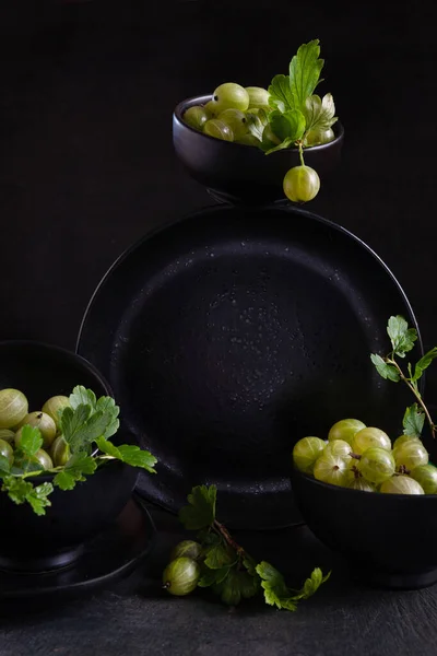 Secangkir Dengan Gooseberry Seimbang Piring Keseimbangan Peralatan Dapur Hitam Atas — Stok Foto