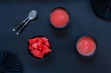Buzlu ev yapımı taze karpuz şerbeti, granita, siyah arkaplanda smoothie.