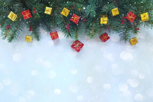 Noel Tatilinde Köknar Ağacı Dalları Kırmızı Böğürtlen Dekoratif Hediye Kutularıyla — Stok fotoğraf