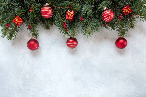 Kerstvakantie Achtergrond Met Sparren Takken Rode Bessen Ballen Bovenaanzicht Close — Stockfoto