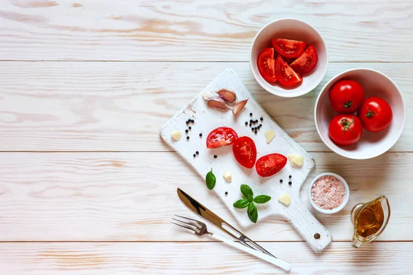 Belos Tomates Crus Frescos Com Azeite Verduras Temperos Visão Superior — Fotografia de Stock