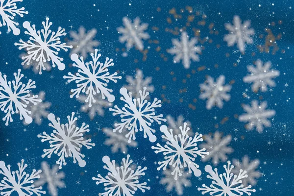 メリークリスマスとハッピーニューイヤーグリーティングカードのデザイン青い背景に白い紙の雪片とキラキラのコンフェッティのパターン — ストック写真