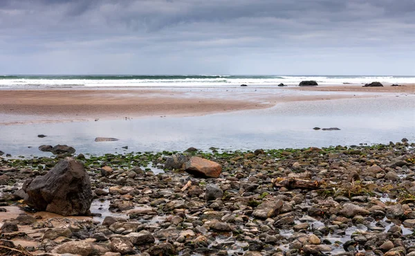 นของกระแสน ามาและหาดห นบนชายหาดดาวน Downhill Demesne County Wonderry ในไอร แลนด เหน รูปภาพสต็อก