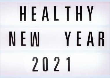 Coronavirus COVID-19 zamanındaki sağlıklı tatiller 2021 konsept pankartı. Beyaz arkaplanda üst görünüm