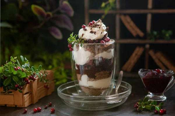 Letonya, İskandinav geleneksel çavdar ekmeği krem şanti ve ahududu reçeli ile kaplanmış tatlı güzel bir masada servis edilir.