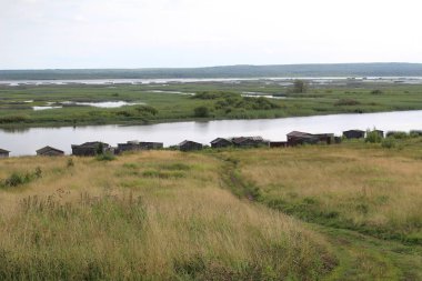 güzel yatay, yaz aylarında nehir ve mavi gökyüzü /Photo manzara ile Rusya'nın Perm bölgesinde bir nehir. Yeşillik ile güzel nehir Adaları ile. Çayırlar yeşil çim ile kıyısında. Gökyüzü beyaz bulutlar mavidir. Zaman yıl yaz.