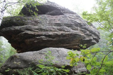 Orman ve dağ taş Peyzaj fotoğraf / fotoğraf Ural Dağları'nın güzel manzara. Taş dağ orman ve farklı boyutlarda taşlar: büyük ve küçük. Yolları vardır. Yolcuları sık sık bu yerleri ziyaret. Russ yazında fotoğraf