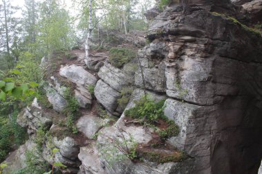 Orman ve dağ taş Peyzaj fotoğraf / fotoğraf Ural Dağları'nın güzel manzara. Taş dağ orman ve farklı boyutlarda taşlar: büyük ve küçük. Yolları vardır. Yolcuları sık sık bu yerleri ziyaret. Russ yazında fotoğraf