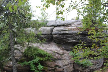 Orman ve dağ taş Peyzaj fotoğraf / fotoğraf Ural Dağları'nın güzel manzara. Taş dağ orman ve farklı boyutlarda taşlar: büyük ve küçük. Yolları vardır. Yolcuları sık sık bu yerleri ziyaret. Russ yazında fotoğraf