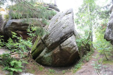 Orman ve dağ taş Peyzaj fotoğraf / fotoğraf Ural Dağları'nın güzel manzara. Taş dağ orman ve farklı boyutlarda taşlar: büyük ve küçük. Yolları vardır. Yolcuları sık sık bu yerleri ziyaret. Russ yazında fotoğraf