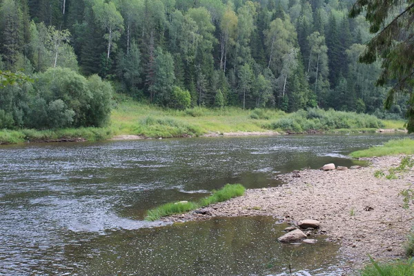 ウラル山脈山の景色と川ビューの美しい風景 Perm 地域の美しい風景 Usva 川岸山 林間の空き地 水の流れの速い ウラル川は非常に美しいです ルッシの写真 — ストック写真