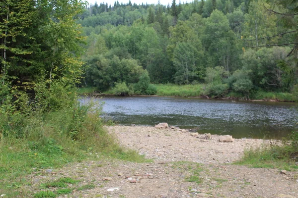 ウラル山脈山の景色と川ビューの美しい風景 Perm 地域の美しい風景 Usva 川岸山 林間の空き地 水の流れの速い ウラル川は非常に美しいです ルッシの写真 — ストック写真