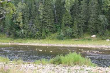 Urallar dağ manzaralı ve nehir görünümü güzel manzara / güzel manzara perma bölgede nerede nehir Usva.Along nehir Dağları, ormanları, açıklık alanlar. Hızlı akım ile su. Ural Nehri çok güzel olacak. Russi fotoğrafı