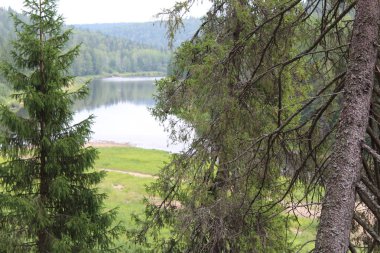 güzel Ural manzara nehir ve dağ manzarası / güzel manzara nerede Usva nehir akar Perm bölgesinde. Nehir kıyısı Dağları, ormanları, açıklık alanlar. Hızlı akım ile su. Ural Nehri çok güzel olacak. Rus Doğa fotoğrafı.