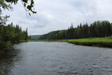 güzel Ural manzara nehir ve dağ manzarası / güzel manzara nerede Usva nehir akar Perm bölgesinde. Nehir kıyısı Dağları, ormanları, açıklık alanlar. Hızlı akım ile su. Ural Nehri çok güzel olacak. Rus natur fotoğrafı
