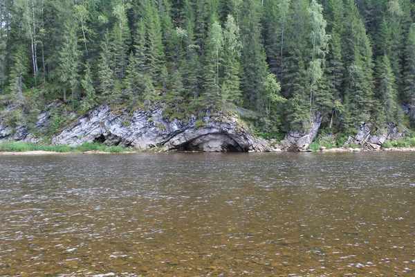 美しいウラル風景川とマウンテン ビュー 美しい Usva 川が流れる Perm 地域の風景 に沿って川岸山 林間の空き地 水の流れの速い — ストック写真