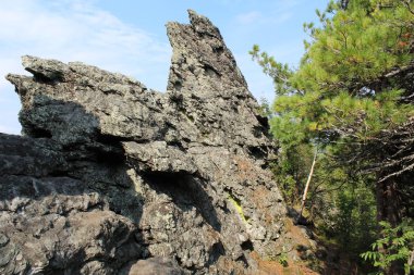 karşı mavi gökyüzü. dağın zirvesine \ içinde Rusya güzel dağları Urallar. Seyahat için iyi. Birçok turist güzel dağ manzarası görmek gidin.