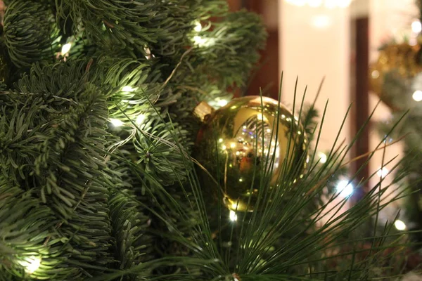 クリスマスのモミの枝と装飾の美しい背景 新年とクリスマスのシンボル クリスマス ツリー 常緑樹は 永遠の命を意味します 休日のためそれはボール ライト コーン おもちゃで飾られて — ストック写真
