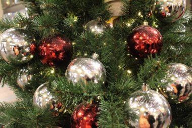 güzel yılbaşı ağacı süsleri / Noel ağacı, Noel ve yeni yıl sembolüdür. Noel ağacı evergreen sonsuz yaşam demektir. Tatil için bu topları, çelenk, ışıklar, koniler, süs eşyaları ile süslüdür. Güzel fotoğraf ve arka