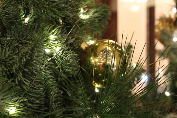 クリスマスのモミの枝と装飾の美しい背景 新年とクリスマスのシンボル クリスマス ツリー 常緑樹は 永遠の命を意味します 休日のためそれはボール ライト コーン おもちゃで飾られて — ストック写真