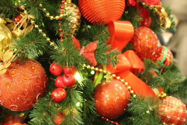 クリスマスのモミの枝と装飾の美しい背景 新年とクリスマスのシンボル クリスマス ツリー 常緑樹は 永遠の命を意味します 休日のためのボール ライト コーンに飾られています 美しい写真と背景があります — ストック写真
