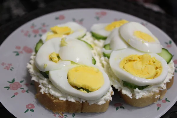 yumurta ve salatalık sandviç / sandwiches.on bir parça fotoğraf somun mayonez ve garlic.cucumber dilimleri ve top.delicious, besleyici kahvaltı yumurta peynir rendelenmiş