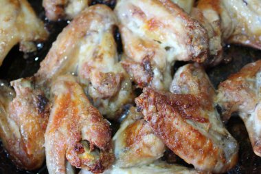 evde pişmiş tavuk kanadı lezzetli kızarmış / kızarmış tavuk kanadı fotoğrafı. birçok parça et iştah açıcı. sağlıklı ve lezzetli food.home yemek.