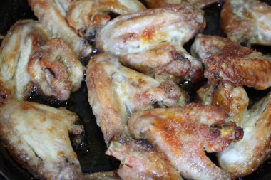 evde pişmiş tavuk kanadı lezzetli kızarmış / kızarmış tavuk kanadı fotoğrafı. birçok parça et iştah açıcı. sağlıklı ve lezzetli food.home yemek.