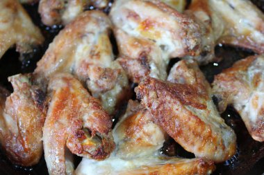 evde pişmiş tavuk kanadı lezzetli kızarmış / kızarmış tavuk kanadı fotoğrafı. birçok parça et iştah açıcı. sağlıklı ve lezzetli food.home yemek.