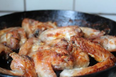 evde pişmiş tavuk kanadı lezzetli kızarmış / kızarmış tavuk kanadı fotoğrafı. birçok parça et iştah açıcı. sağlıklı ve lezzetli food.home yemek.