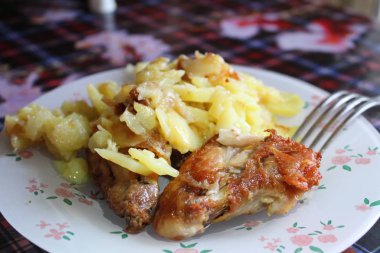 ızgara tavuk kanatlı patates kızartması / Fotoğraf Gıda öğle, akşam yemeği veya Breakfast.the ikinci tabak potatoes.to garnitür meat.fried tavuk kanadı oven.delicious, lezzetli yemek pişmiş koymak kavrulmuş.