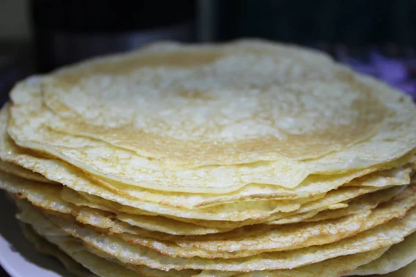 büyük lezzetli krep yığını / lezzetli, pişmiş pancakes.this fotoğraflarını geleneksel Rus cuisine.lots krep Shrove Salı günü pişmiş.