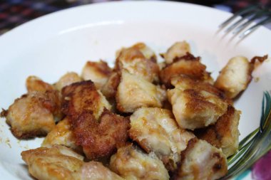 kızarmış tavuk bir plaka / fotoğraf, ev yapımı food.fried, lezzetli tavuk. et bir tabak içinde yalan parçalara kesilir.