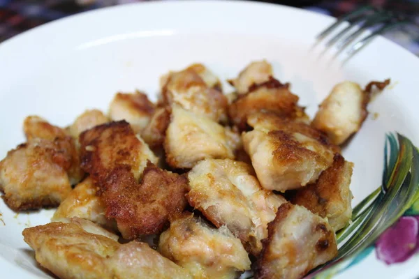 Ayam Goreng Piring Foto Makanan Rumahan Goreng Ayam Yang Lezat — Stok Foto