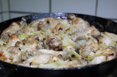 Soğanlı bir tavada kızarmış tavuk / fotoğrafı kavrulmuş bir tavada et. soğan, lezzetli, besleyici ile chicken.food adet.