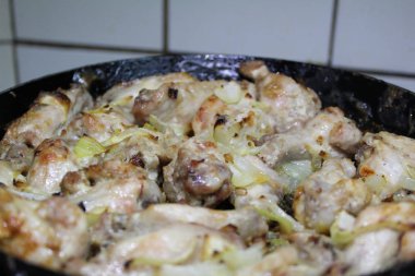 Soğanlı bir tavada kızarmış tavuk / fotoğrafı kavrulmuş bir tavada et. soğan, lezzetli, besleyici ile chicken.food adet.