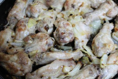 Soğanlı bir tavada kızarmış tavuk / fotoğrafı kavrulmuş bir tavada et. soğan, lezzetli, besleyici ile chicken.food adet.