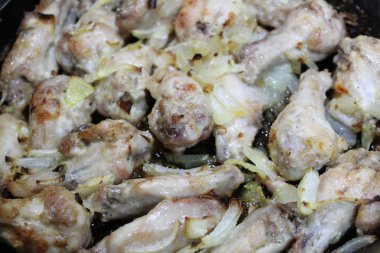 Soğanlı bir tavada kızarmış tavuk / fotoğrafı kavrulmuş bir tavada et. soğan, lezzetli, besleyici ile chicken.food adet.