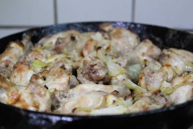Soğanlı bir tavada kızarmış tavuk / fotoğrafı kavrulmuş bir tavada et. soğan, lezzetli, besleyici ile chicken.food adet.