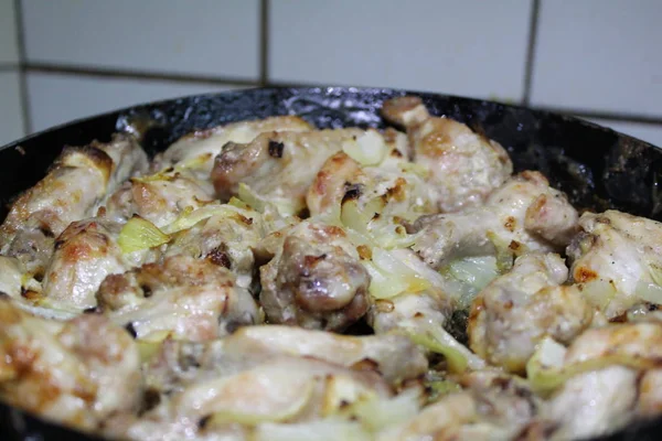Soğanlı bir tavada kızarmış tavuk / fotoğrafı kavrulmuş bir tavada et. soğan, lezzetli, besleyici ile chicken.food adet.