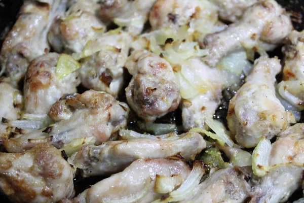 Soğanlı bir tavada kızarmış tavuk / fotoğrafı kavrulmuş bir tavada et. soğan, lezzetli, besleyici ile chicken.food adet.