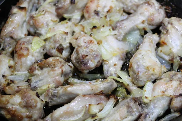 Soğanlı bir tavada kızarmış tavuk / fotoğrafı kavrulmuş bir tavada et. soğan, lezzetli, besleyici ile chicken.food adet.