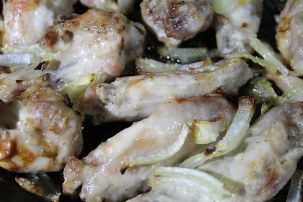 Soğanlı bir tavada kızarmış tavuk / fotoğrafı kavrulmuş bir tavada et. soğan, lezzetli, besleyici ile chicken.food adet.