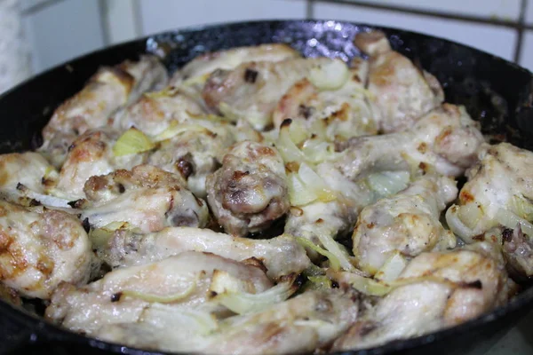 Soğanlı bir tavada kızarmış tavuk / fotoğrafı kavrulmuş bir tavada et. soğan, lezzetli, besleyici ile chicken.food adet.