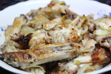 Soğanlı bir plaka yakın çekim üzerinde kızarmış tavuk / fotoğrafı kavrulmuş et bir plaka üzerinde. soğan, lezzetli, besleyici ile chicken.food adet.