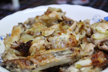 Soğanlı bir plaka yakın çekim üzerinde kızarmış tavuk / fotoğrafı kavrulmuş et bir plaka üzerinde. soğan, lezzetli, besleyici ile chicken.food adet.