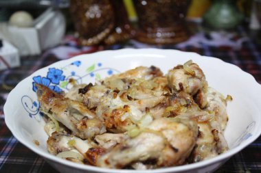 Soğanlı bir plaka yakın çekim üzerinde kızarmış tavuk / fotoğrafı kavrulmuş et bir plaka üzerinde. soğan, lezzetli, besleyici ile chicken.food adet.