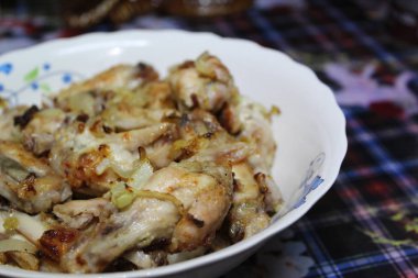 Soğanlı bir plaka yakın çekim üzerinde kızarmış tavuk / fotoğrafı kavrulmuş et bir plaka üzerinde. soğan, lezzetli, besleyici ile chicken.food adet.