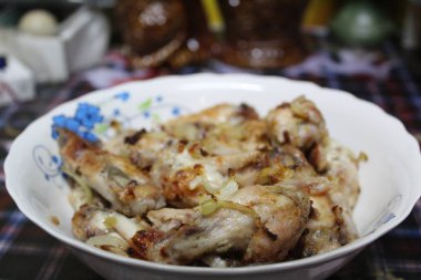 Soğanlı bir plaka yakın çekim üzerinde kızarmış tavuk / fotoğrafı kavrulmuş et bir plaka üzerinde. soğan, lezzetli, besleyici ile chicken.food adet.