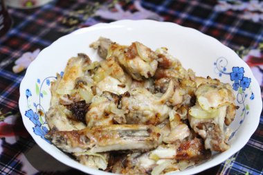 Soğanlı bir plaka yakın çekim üzerinde kızarmış tavuk / fotoğrafı kavrulmuş et bir plaka üzerinde. soğan, lezzetli, besleyici ile chicken.food adet.